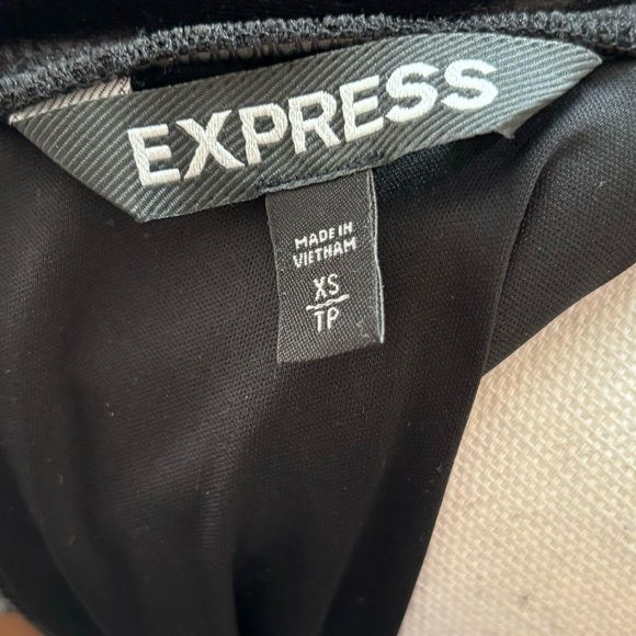 Express Women's Black Velvet Velour Plunging Neckline Long Sleeve Romper Size XS - Picture 9 of 10